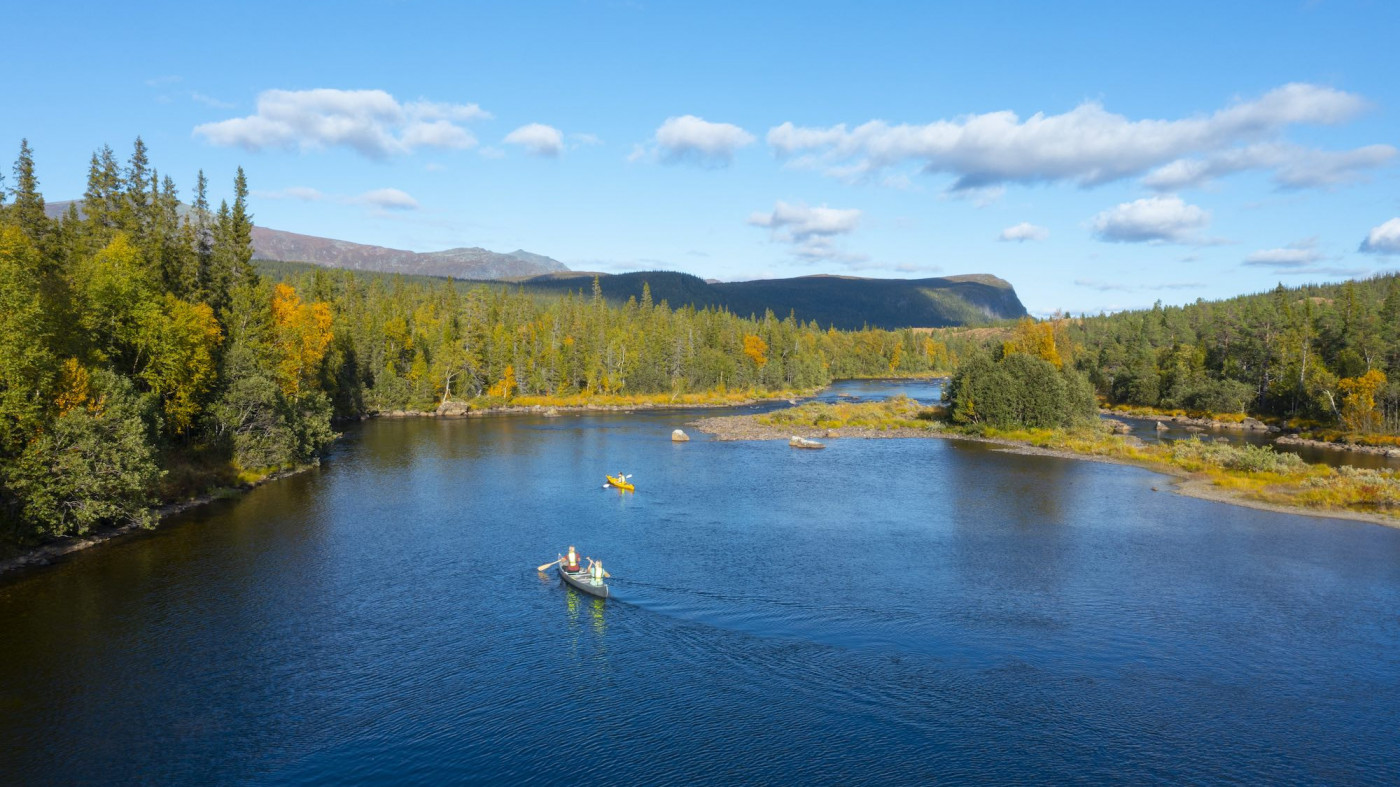 För dig som bokar minst tre dygn på Camp Kittelfjäll under augusti månad, bjuder vi på kanothyra eller båthyran.