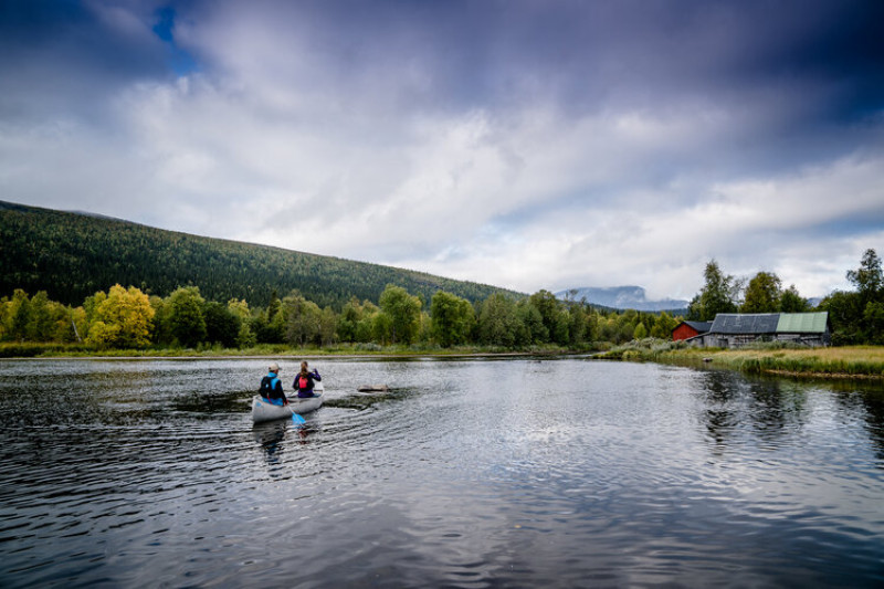 Hyr kanot och upptäck våra sjöar och vattendrag i Vojmådalen. Vi tipsar om fina turer för  paddling eller fiske i Vojmån eller i Borkasjön.